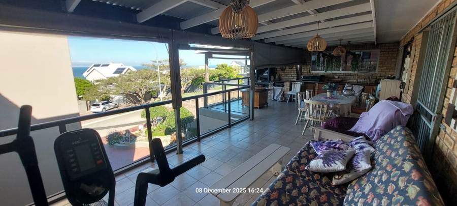 6 Bedroom Property for Sale in Wavecrest Eastern Cape